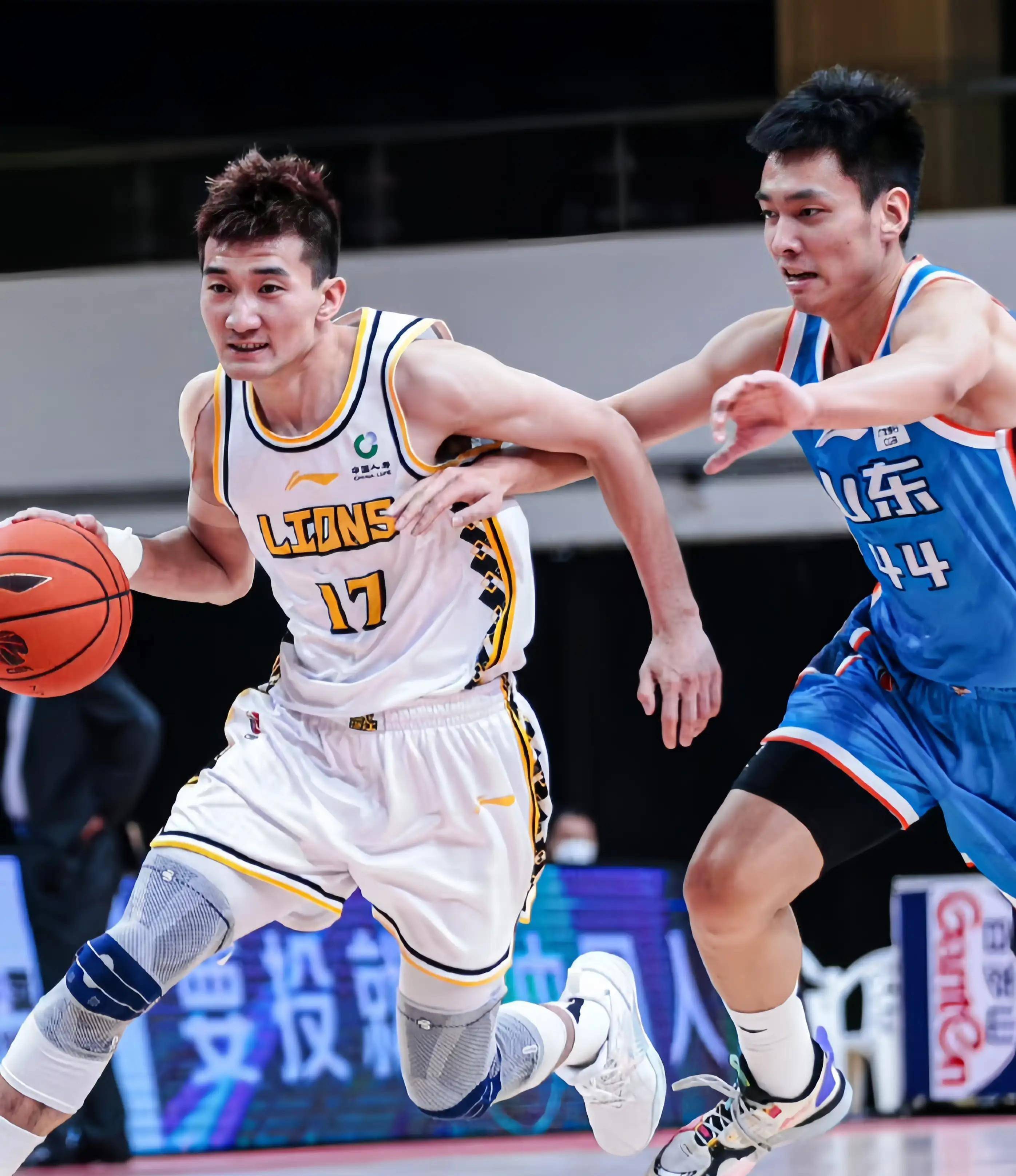 一个更透明 一个更透明